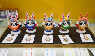 虎墩墩的衣服可以脱吗 冰墩墩被晒成了糊墩墩